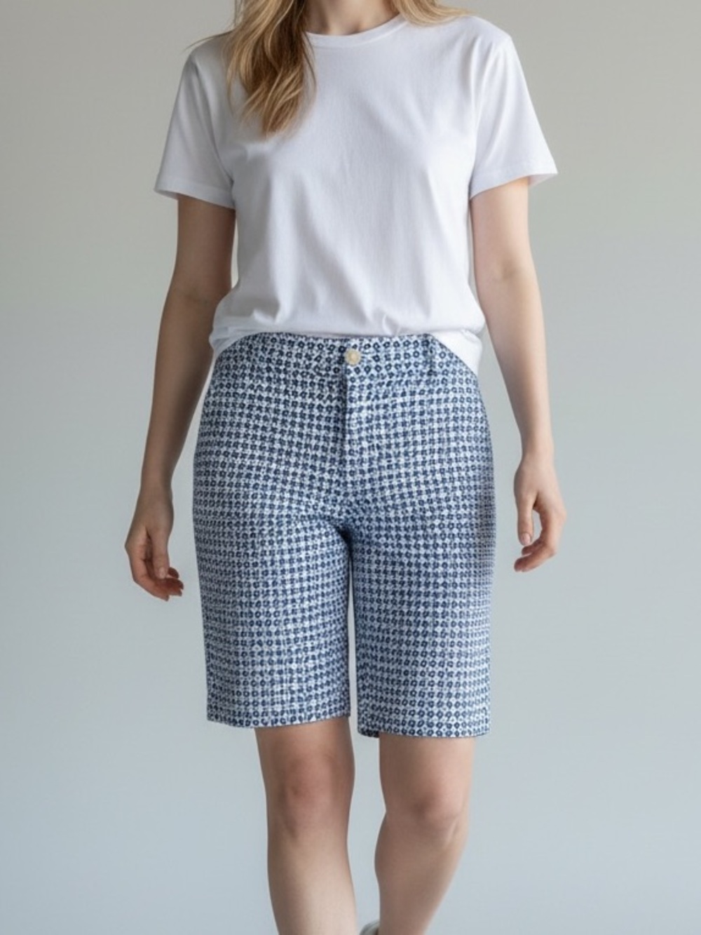 NWT Tommy Bahama Tiki Tiles 10” Bermuda Shorts Women’s size 4 in Blue White